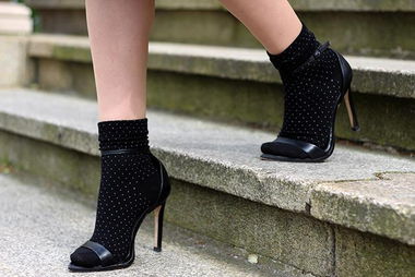 光腳穿涼鞋已經out了 加雙襪子才是王道